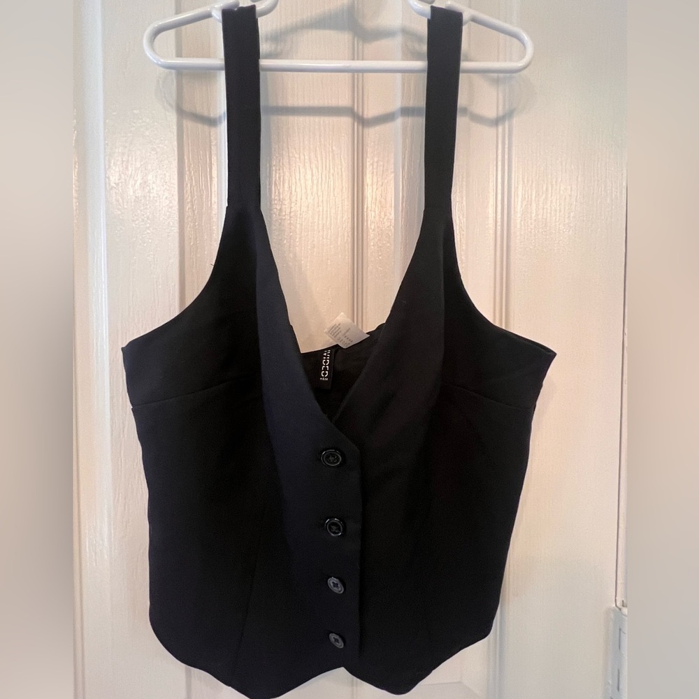 Trend alert! H&M Divided size M cropped black button up vest